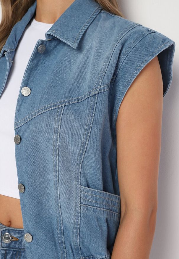 Born2be - Niebieska Jeansowa Bawełniana Kamizelka Zapinana na Guziki z Kieszeniami Dayleah. Kolor: niebieski. Materiał: bawełna, jeans. Długość rękawa: krótki rękaw. Długość: krótkie. Wzór: jednolity