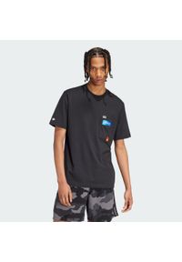 Adidas - Koszulka Remoji Pocket Graphic. Kolor: czarny. Sport: fitness