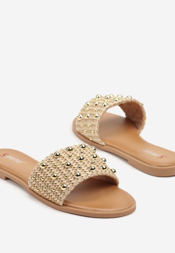 Renee - Beżowe Klapki na Płaskiej Podeszwie z Paskiem z Nitami Sunirae. Kolor: beżowy. Materiał: jeans. Wzór: aplikacja. Obcas: na płaskiej podeszwie. Styl: elegancki