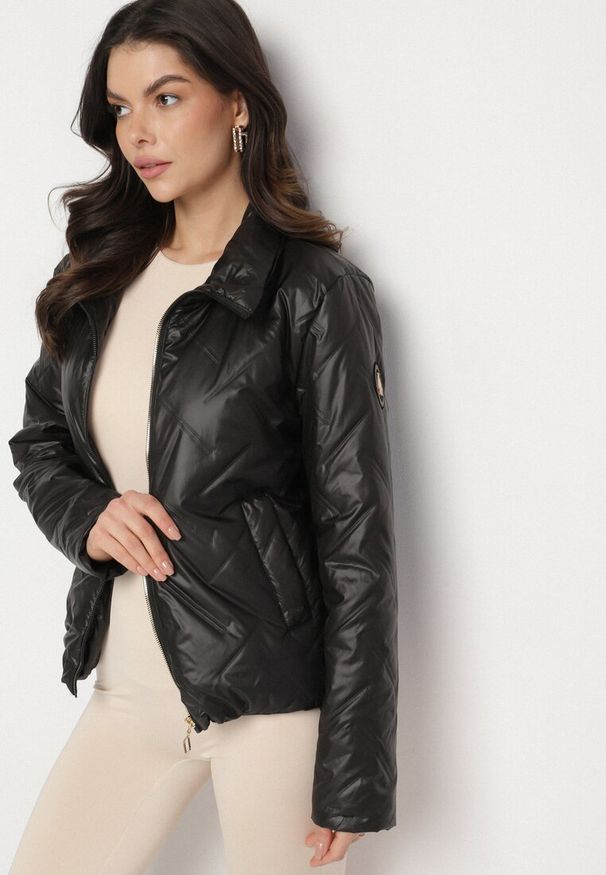 Born2be - Czarna Pikowana Kurtka z Eleganckim Kołnierzykiem i Ściągaczem Dizana. Okazja: na co dzień. Kolor: czarny. Materiał: jeans. Wzór: aplikacja. Styl: elegancki