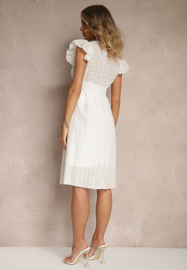 Renee - Biała Haftowana Rozkloszowana Sukienka z Bawełny Neliasta. Okazja: na spacer. Typ kołnierza: dekolt w kształcie V. Kolor: biały. Materiał: bawełna. Wzór: haft. Sezon: wiosna. Styl: elegancki