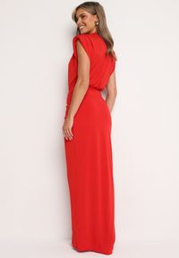 Born2be - Czerwona Sukienka Maxi Dopasowana z Poduszkami w Ramionach i Rozcięciem na Boku Ocrana. Okazja: na ślub cywilny, na wesele, na imprezę. Kolor: czerwony. Typ sukienki: dopasowane. Styl: elegancki, klasyczny. Długość: maxi #2