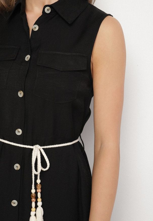 Born2be - Czarna Koszulowa Sukienka z Wiskozy o Rozkoszowanym Kroju Wiązaniem z Frędzlami Zenbia. Okazja: na co dzień. Typ kołnierza: kołnierzyk klasyczny. Kolor: czarny. Materiał: wiskoza. Typ sukienki: koszulowe. Styl: casual, elegancki, klasyczny