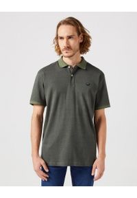 Wrangler - MĘSKA KOSZULKA POLO POLÓWKA WRANGLER POLO SHIRT DUSTY OLIVE 112350410 W709013993. Typ kołnierza: polo