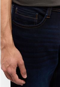 Mustang - MĘSKIE SPODNIE JEANSOWE MUSTANG OREGON SLIM K DENIM BLUE 1015547 5000 942. Okazja: na co dzień. Stan: obniżony. Sezon: zima. Styl: sportowy, elegancki, casual #5