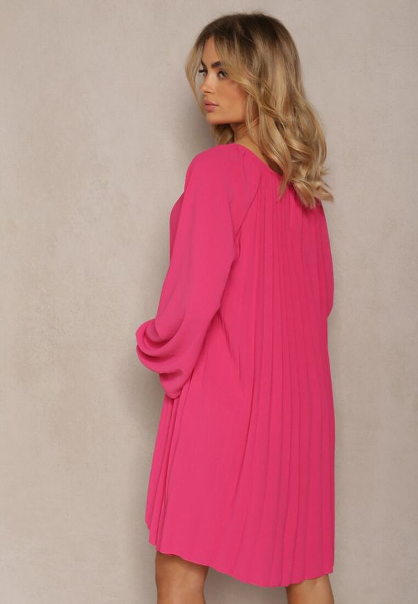 Renee - Fuksjowa Rozkloszowana Sukienka Ozdobiona Plisowaniem i Bufiastymi Rękawami Ksarina. Kolor: różowy. Wzór: aplikacja. Typ sukienki: rozkloszowane. Styl: elegancki