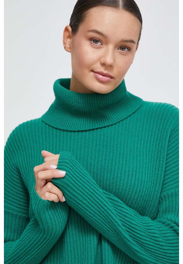 United Colors of Benetton sweter wełniany damski kolor zielony lekki z golfem. Typ kołnierza: golf. Kolor: zielony. Materiał: wełna. Długość rękawa: długi rękaw. Długość: długie