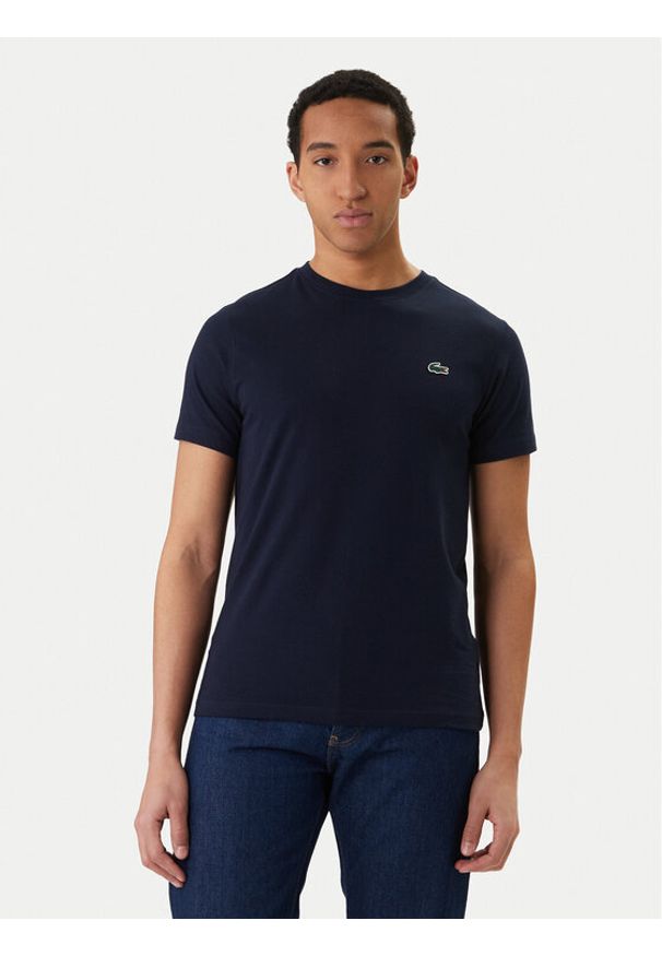 Lacoste T-Shirt TH0003 Granatowy Regular Fit. Kolor: niebieski. Materiał: syntetyk
