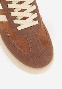 Renee - Brązowe Sneakersy na Platformie w Stylu Tenisówek Ozdobione Paskami Ladia. Okazja: na co dzień. Zapięcie: pasek. Kolor: brązowy. Materiał: jeans. Wzór: aplikacja. Sezon: wiosna. Obcas: na platformie #6