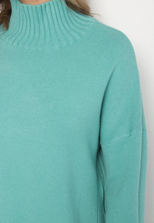 Born2be - Jasnozielony Gładki Golf w Klasycznym Stylu Ralenatia. Okazja: na co dzień. Typ kołnierza: golf. Kolor: zielony. Materiał: skóra, jeans. Długość rękawa: długi rękaw. Długość: długie. Wzór: gładki. Styl: klasyczny