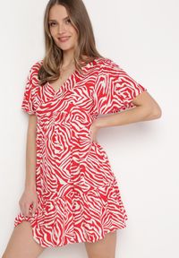 Born2be - Czerwono-Beżowa Sukienka Mini z Wiskozy w Abstrakcyjne Paski Ethikala. Kolor: czerwony. Materiał: wiskoza. Wzór: paski. Sezon: lato. Długość: mini #7