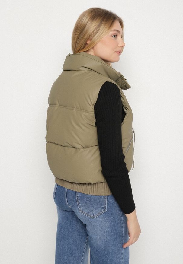 Born2be - Zielona Pikowana Kamizelka Przejściowa z Imitacji Skóry Isokira. Okazja: na co dzień. Typ kołnierza: kaptur. Kolor: zielony. Materiał: skóra. Wzór: aplikacja. Styl: casual