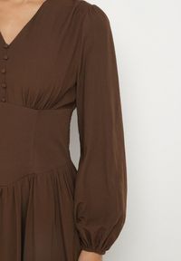 Born2be - Brązowa Sukienka z Wiskozą o Kroju z Gorsetową Talią i Bufiastymi Rękawami Aniste. Okazja: na co dzień. Typ kołnierza: dekolt gorset. Kolor: brązowy. Materiał: wiskoza. Typ sukienki: gorsetowe. Styl: wizytowy, casual, elegancki, sportowy #6