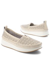 Beżowe Półbuty Filippo Wsuwane Obuwie Damskie. Okazja: na co dzień. Zapięcie: bez zapięcia. Kolor: beżowy. Materiał: skóra. Wzór: ażurowy. Sezon: lato. Styl: casual, elegancki #3