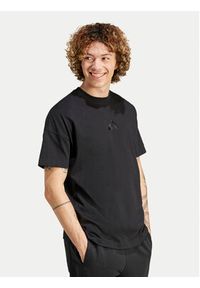 Adidas - adidas T-Shirt ALL SZN Graphic IX1262 Czarny Loose Fit. Kolor: czarny. Materiał: bawełna #5