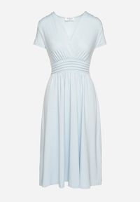 Born2be - Jasnoniebieska Taliowana Sukienka z Dekoltem na Zakładkę Quimadea. Okazja: na spotkanie biznesowe. Kolor: niebieski. Materiał: materiał. Wzór: aplikacja. Styl: elegancki, biznesowy