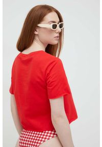 Guess t-shirt bawełniany kolor czerwony. Kolor: czerwony. Materiał: bawełna. Długość rękawa: krótki rękaw. Długość: krótkie. Wzór: nadruk #4