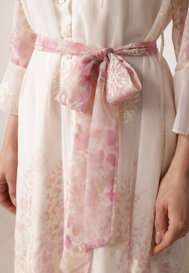 Born2be - Różowa Sukienka o Prostym Kroju z Falbankami i Haftem Wiązana w Talii Nadina. Okazja: na co dzień, na wesele, na ślub cywilny. Typ kołnierza: kołnierz z falbankami. Kolor: różowy. Materiał: jeans. Wzór: haft. Typ sukienki: proste. Styl: elegancki, klasyczny, casual