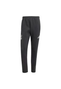 Adidas - Spodnie Benfica Seasonal Doubleknit. Kolor: szary, wielokolorowy, czarny. Materiał: dzianina. Wzór: ze splotem. Sport: piłka nożna #2