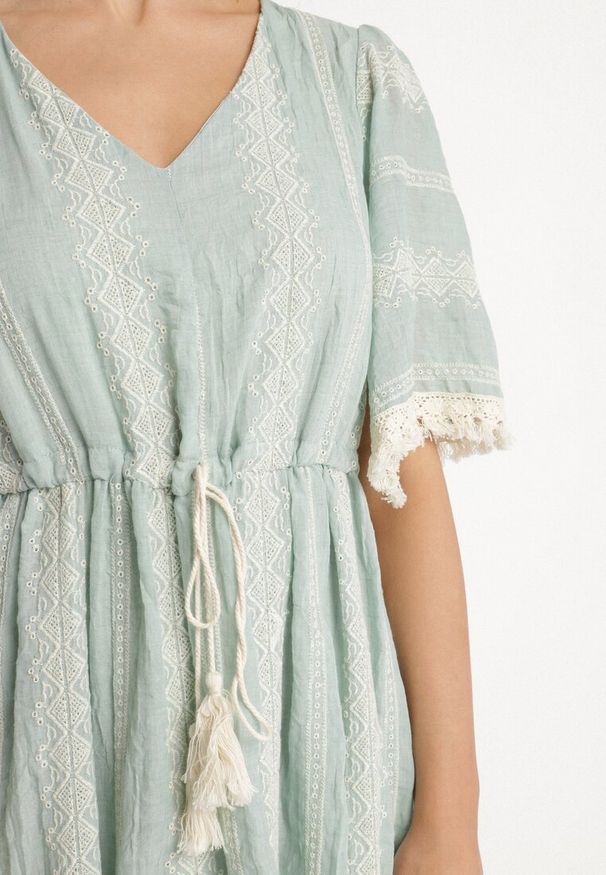 Born2be - Miętowa Bawełniana Sukienka Boho o Rozkloszowanym Kroju z Wiązaniem i Haftem Korithira. Okazja: na co dzień, na spacer. Typ kołnierza: dekolt w serek. Kolor: miętowy. Materiał: bawełna. Wzór: haft. Sezon: lato. Typ sukienki: rozkloszowane. Styl: boho