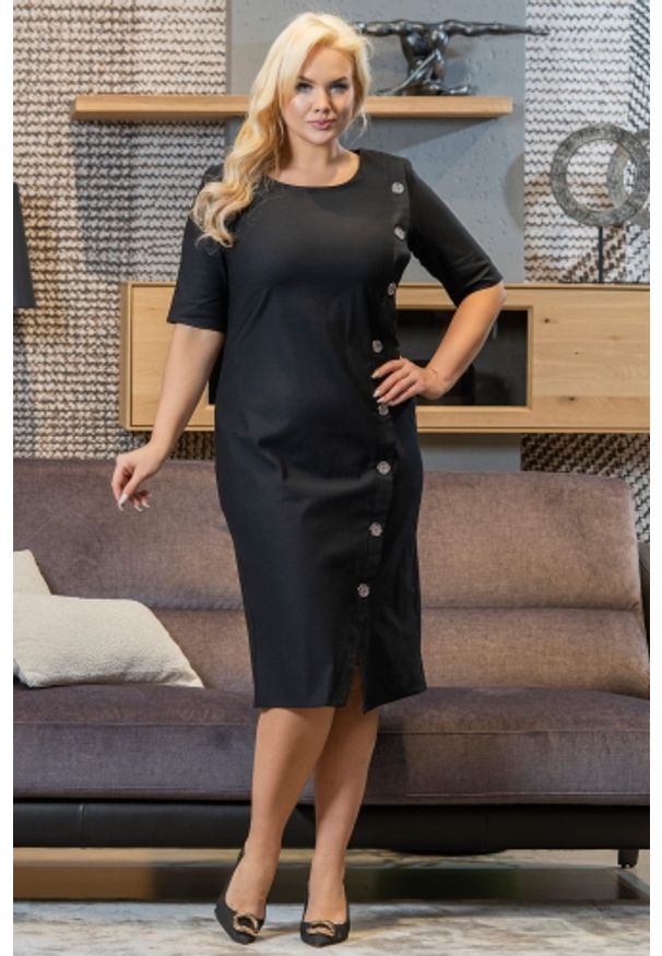 KARKO - Biznesowa sukienka bawełniana z ozdobnymi guzikami DORA czarna PROMOCJA. Okazja: na spotkanie biznesowe. Kolor: czarny. Materiał: bawełna. Długość rękawa: długi rękaw. Wzór: aplikacja. Typ sukienki: dopasowane, ołówkowe, proste. Styl: biznesowy