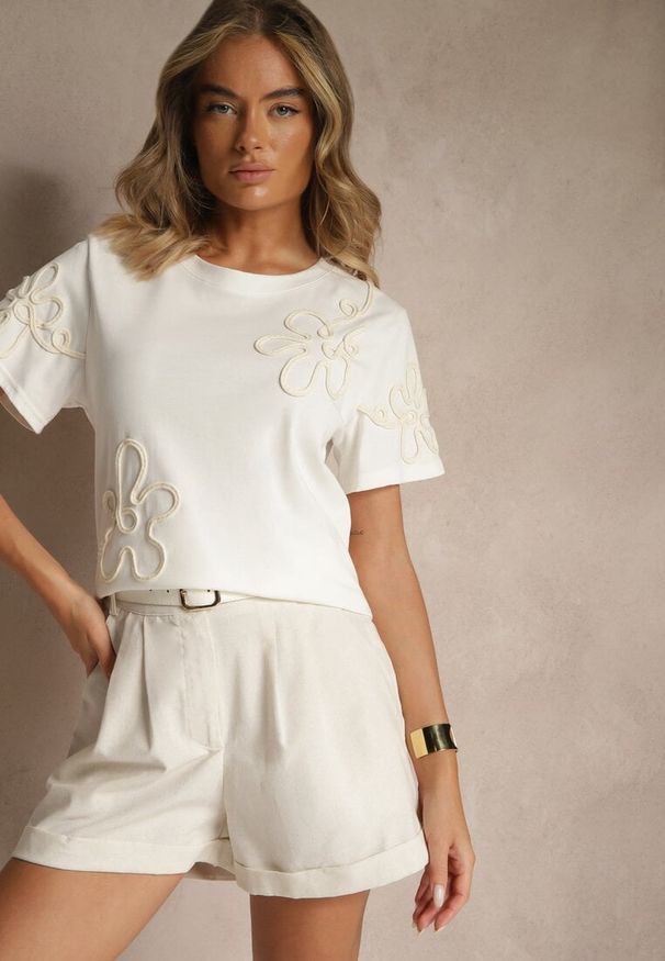 Renee - Biały T-shirt Zdobiony Aplikacjami w Kształcie Kwiatów Tilasea. Okazja: na co dzień. Kolor: biały. Materiał: jeans. Wzór: aplikacja, kwiaty. Styl: klasyczny, elegancki, casual