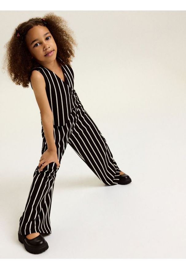 Reserved - Spodnie w paski - czarny. Kolor: czarny. Materiał: wiskoza, materiał. Wzór: paski