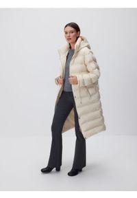 Reserved - Długa kurtka z kapturem - złamana biel. Typ kołnierza: kaptur. Materiał: tkanina. Długość: długie #1