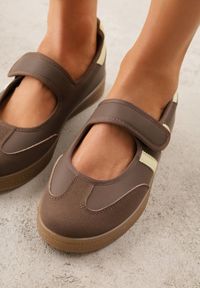 Renee - Brązowe Tenisówki Sneakeriny z Paskiem na Rzep Pirel. Okazja: na co dzień. Zapięcie: rzepy. Kolor: brązowy. Materiał: jeans, koronka. Wzór: gładki #6