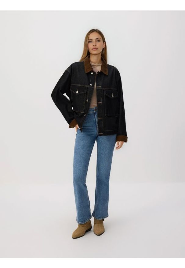 Reserved - Jeansy flare z krótszą nogawką - niebieski. Kolor: niebieski. Długość: krótkie