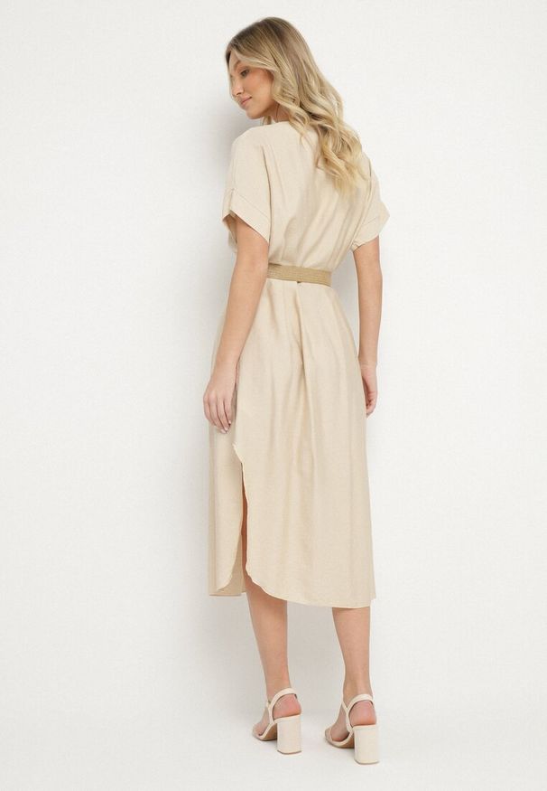 Born2be - Beżowa Wiskozowa Sukienka Pudełkowa z Paskiem i Rozcięciami po Bokach Sonanira. Okazja: na co dzień. Typ kołnierza: dekolt w serek. Kolor: beżowy. Materiał: wiskoza. Styl: casual, elegancki