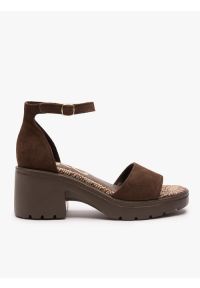 Ryłko - Ciemnobrązowe sandały na traperowym spodzie. Okazja: na co dzień. Zapięcie: sprzączka. Kolor: brązowy. Materiał: welur, skóra. Obcas: na obcasie. Styl: casual, street. Wysokość obcasa: średni #1