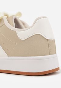 Born2be - Beżowo-Białe Sneakersy z Ozdobnymi Naszywkami z Boku Galdexis. Okazja: na spacer, na co dzień. Kolor: beżowy. Wzór: aplikacja. Sport: turystyka piesza #6
