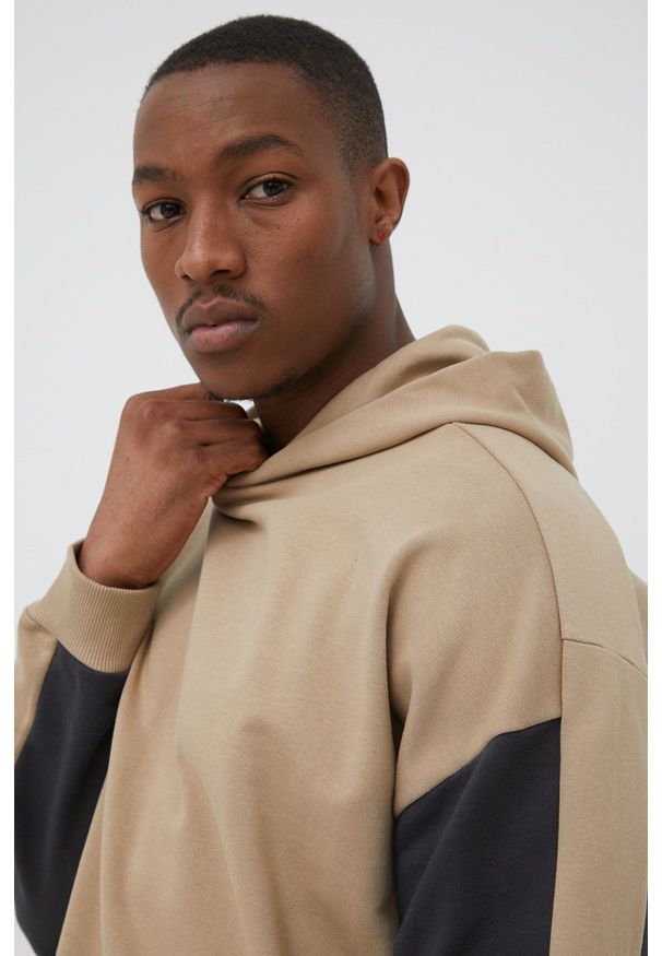 Jack Wolfskin bluza bawełniana męska kolor beżowy z kapturem gładka. Typ kołnierza: kaptur. Kolor: beżowy. Materiał: bawełna. Wzór: gładki