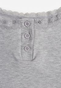 Renee - Szary Bawełniany Top z Koronką i Guzikami przy Dekolcie Berinde. Okazja: na co dzień. Kolor: szary. Materiał: bawełna, koronka. Wzór: koronka. Styl: casual, elegancki #2