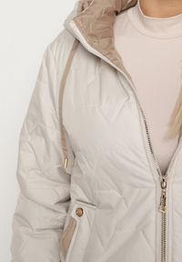 Born2be - Jasnoszara Pikowana Kurtka z Kapturem i Przedłużonym Tyłem Tulunia. Okazja: na spacer. Typ kołnierza: kaptur. Kolekcja: plus size. Kolor: szary. Materiał: jeans. Wzór: aplikacja. Styl: elegancki #7