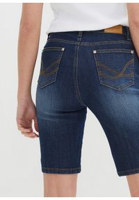 bonprix - Bermudy dżinsowe Slim Fit mid waist. Kolor: niebieski