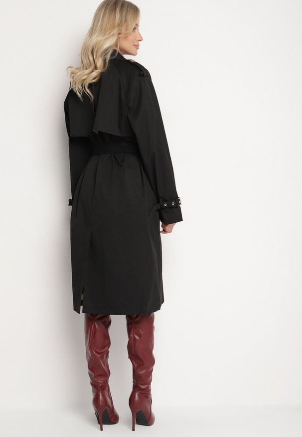 Born2be - Czarny Płaszcz Dwurzędowy Trencz Ozdobiony Paskiem i Pagonami Malwissa. Okazja: na co dzień. Kolor: czarny. Materiał: jeans. Wzór: aplikacja. Sezon: wiosna, jesień. Styl: elegancki, casual