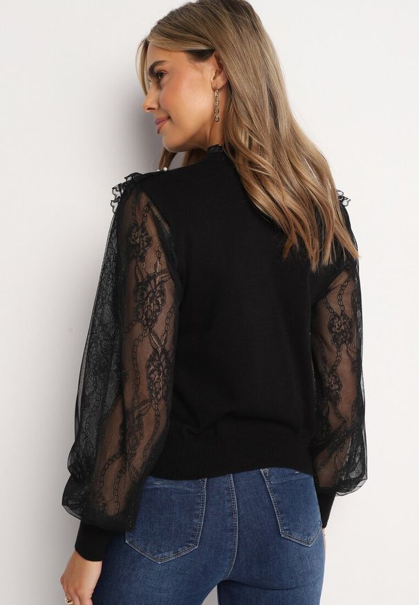 Born2be - Czarny Wiskozowy Sweter z Przezroczystymi Rękawami Ozdobiony Falbankami i Perełkami Santine. Typ kołnierza: kołnierz z falbankami. Kolor: czarny. Materiał: wiskoza. Wzór: aplikacja