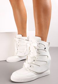 Renee - Białe Sznurowane Sneakersy na Ukrytym Koturnie z Ozdobnymi Wycięciami Nickiss. Nosek buta: okrągły. Zapięcie: sznurówki. Kolor: biały. Materiał: materiał. Sezon: jesień, zima. Obcas: na koturnie. Wysokość obcasa: średni #1