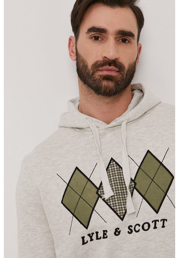 Lyle & Scott Bluza męska kolor kremowy z kapturem z aplikacją. Okazja: na co dzień. Typ kołnierza: kaptur. Kolor: beżowy. Materiał: dzianina. Wzór: aplikacja. Styl: casual