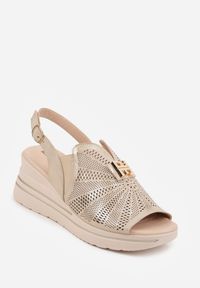 Born2be - Złote Skórzane Sandały na Koturnie z Perforacją i Metaliczną Aplikacją Zaehiesh. Okazja: na co dzień. Zapięcie: pasek. Kolor: złoty. Wzór: aplikacja. Materiał: skóra. Sezon: lato. Obcas: na koturnie. Styl: klasyczny, casual. Wysokość obcasa: średni #4