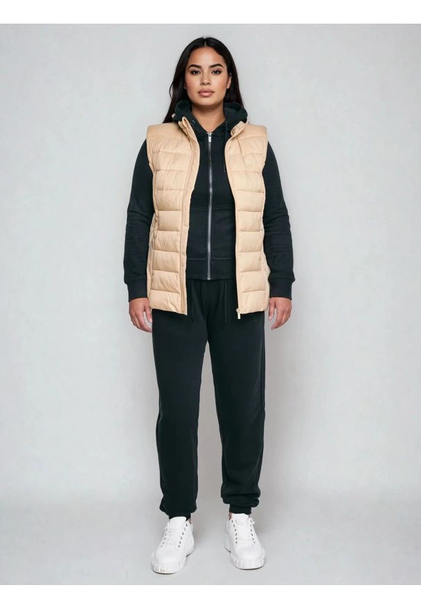 Big-Star - Kamizelka damska pikowana beżowa Trinoe 801. Typ kołnierza: kołnierzyk stójkowy. Kolor: beżowy. Materiał: tkanina, poliamid. Wzór: aplikacja. Sezon: jesień