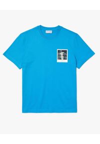 Lacoste - LACOSTE - Niebieski t-shirt z termoczułym nadrukiem Regular fit. Kolor: niebieski. Materiał: jeans, jersey, bawełna, prążkowany. Wzór: nadruk #4