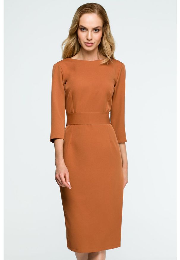 Sukienki.shop - Elegancka sukienka ołówkowa midi z dekoltem V na plecach brązowa. Okazja: do pracy, na spotkanie biznesowe. Kolor: czarny, brązowy. Typ sukienki: ołówkowe. Styl: elegancki. Długość: midi