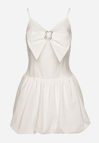 Born2be - Biała Sukienka Bombka na Cienkich Ramiączkach z Kokardą i Cyrkoniami Paliandria. Okazja: na imprezę. Typ kołnierza: kokarda. Kolor: biały. Długość rękawa: na ramiączkach. Wzór: aplikacja. Sezon: lato. Typ sukienki: bombki. Styl: elegancki #2