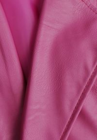 Renee - Ciemnoróżowa Pudełkowa Marynarka z Ekoskóry Niezapinana z Poduszkami w Ramionach Suniya. Okazja: na co dzień, na spotkanie biznesowe. Kolor: fioletowy. Materiał: wiskoza. Styl: casual, biznesowy #4