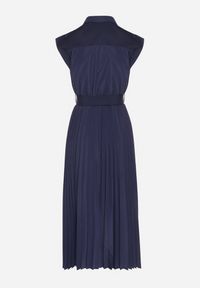 Born2be - Granatowa Plisowana Sukienka z Bawełną i Paskiem Lireviere. Okazja: na co dzień. Kolor: niebieski. Materiał: bawełna. Styl: elegancki, casual #2