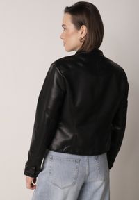 Born2be - Czarna Kurtka Ramoneska o Taliowanym Kroju ze Stójką Fezinia. Okazja: na co dzień. Typ kołnierza: kołnierzyk stójkowy. Kolor: czarny. Materiał: poliester, jeans. Styl: casual, elegancki #8