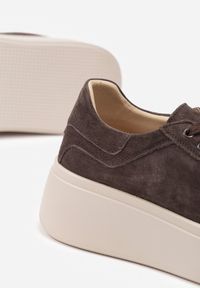 Renee - Ciemnobrązowe Sneakersy z Naturalnego Zamszu na Platformie Nalirette. Okazja: na co dzień. Kolor: brązowy. Materiał: zamsz. Obcas: na platformie #4